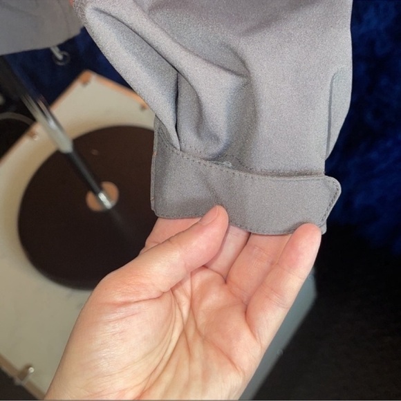 Marmot mens or women’s windbreaker jacket red and grey in color With pockets - Picture 6 of 11